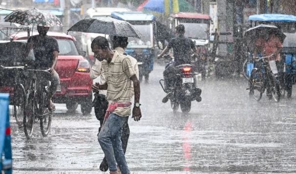 भारतीय हवामान विभागाचे अधिकारी डॉ. एस डी सानप यांनी दिलेल्या माहितीनुसार आता मान्सून केरळमध्ये दाखल झाल्यानंतर पुढच्या दोन ते तीन दिवसांत तो महाराष्ट्रात दाखल होऊ शकतो. 