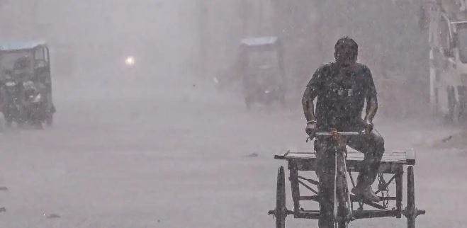 सध्या भारतावर एल निनोचा प्रभाव जाणवत आहे. हा प्रभाव कायम असताना आता मान्सून पुन्हा वेग धरण्याची शक्यता आहे. त्यामुळे आता पश्चिम किनारपट्टीवर पावसाचा जोर वाढू शकतो. मान्सून सध्या टप्प्याटप्प्याने पुढे सरकरत आहे.