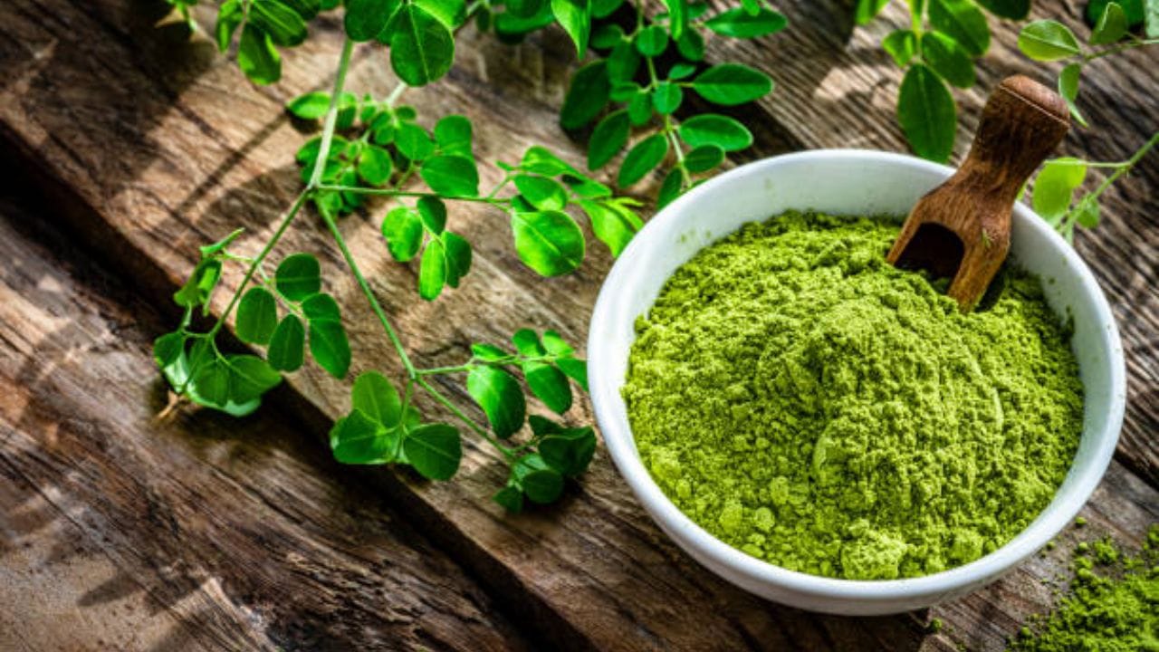 शेवग्याच्या शेंगा आणि पाल्यात दूधापेक्षा १४ पट जास्त कॅल्शियम असते. कॅल्शियममुळे आपली हाडे मजबूत होत असतात.