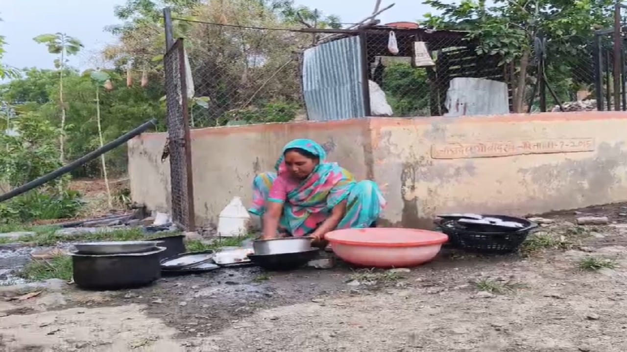 ऊसतोड कामगारांचा जिल्हा अशी ओळख असलेल्या बीड जिल्ह्यातील जिवाचीवाडी या गावातील हनुमंत चौरे यांच्या चारही मुली मुंबई पोलीस दलात भरती झाल्या आहेत. चार सख्ख्या बहिणी मुंबई पोलीस दलात भरती झाल्यानंतर सर्व स्तरातून त्यांना शुभेच्छा दिल्या जात आहेत.
