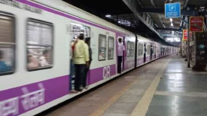 Mumbai News : धावत्या ट्रेनमध्ये रक्तरंजित खेळ... मुसळधार पावसात फर्स्टक्लासच्या डब्यात काय घडलं ? प्रवाशाला भोसकणारा तो..