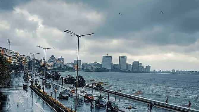 Monsoon Update : मुंबईत दिवसाच संध्याकाळ? काळेकुट्ट ढग जमले, गार हवा.. मान्सूनची अपडेट काय?
