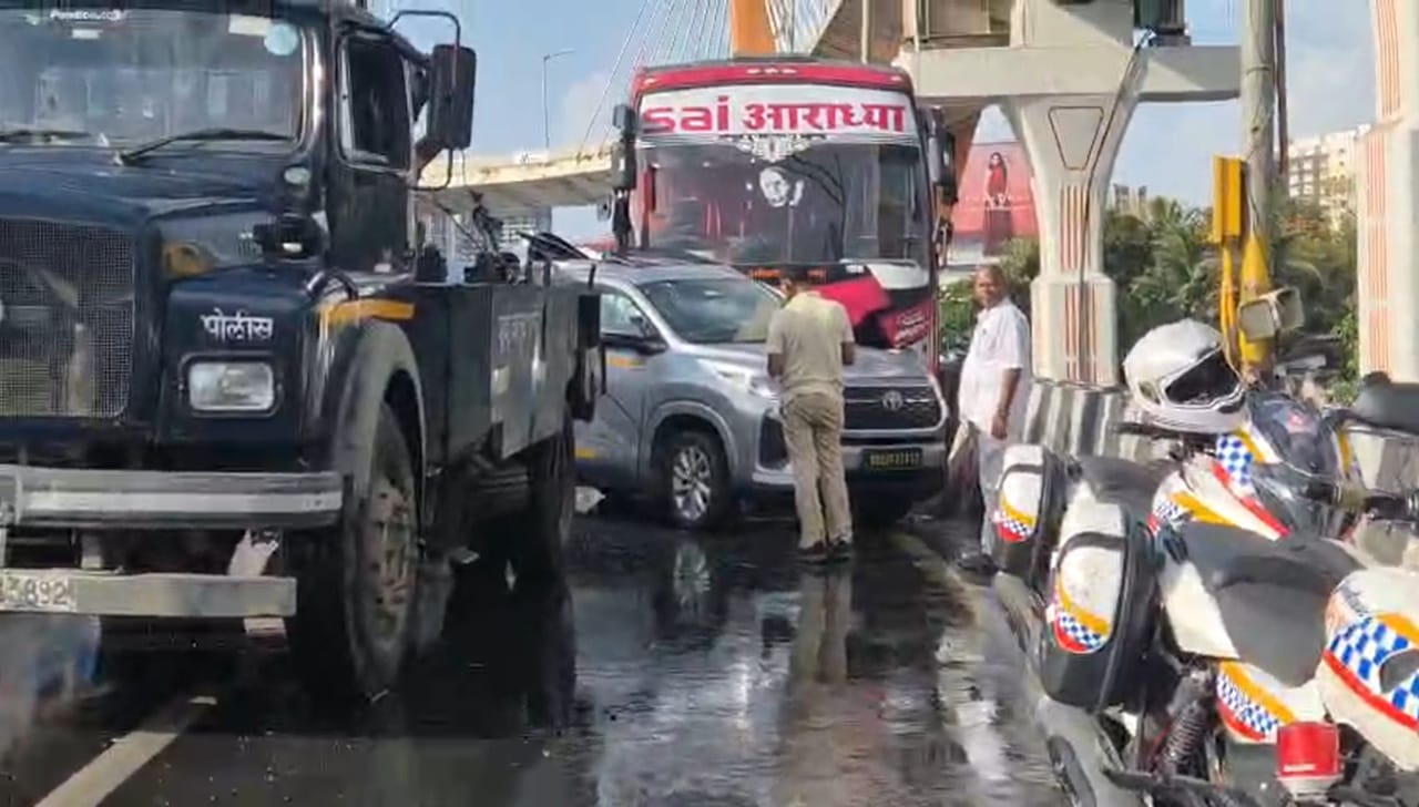 वाहतूक पोलिसांनी दिलेल्या माहितीनुसार, पावसामुळे हायवेवर काही काळ वाहतूक धीम्या गतीने सुरू होती. आता ही वाहतूक पूर्ववर्त करण्यात आली आहे. त्यातच पहिल्या पावसात गाड्या घसरण्याचे प्रमाण वाढत असल्याने वाहनचालकांनी वाहनाचा वेग मर्यादित ठेवावा आणि काळजीपूर्वक गाडी चालवावी, असे आवाहन प्रशासनाकडून करण्यात आले आहे.
