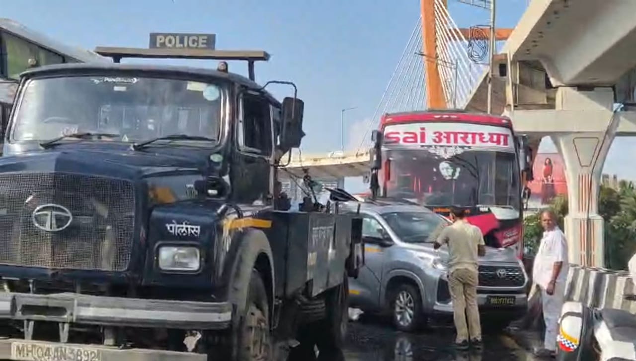 यामुळे अनेक गाड्या हायवेवर घसरू लागल्या. याच दरम्यान नियंत्रण सुटल्याने एक चारचाकी कार आणि बसचा जोरदार अपघात झाला. मात्र सुदैवाने या अपघातात कोणीही जखमी झालेले नाही. सर्व प्रवासी सुरक्षित आहेत.