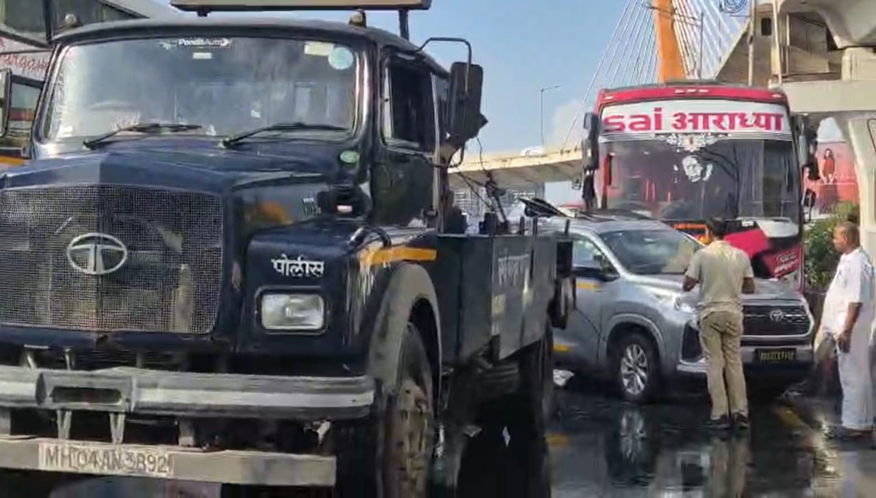 मिळालेल्या माहितीनुसार, मुंबई उपनगरातील दहिसर, बोरिवली, कांदिवली, मालाड आणि गोरेगाव परिसरात आज अचानक ढग दाटून आले आणि हलक्या पावसाला सुरुवात झाली.