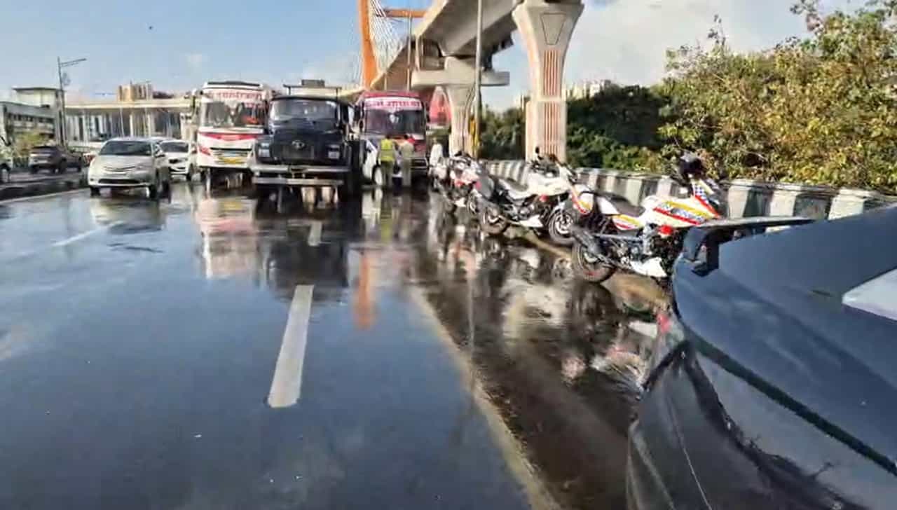 मुंबई उपनगरात आज सकाळपासूनच पावसाने हजेरी लावल्यामुळे एका बाजूला उकाड्याने हैराण झालेल्या नागरिकांना दिलासा मिळाला असला तर दुसऱ्या बाजूला वाहनचालकांसाठी हा पाऊस डोकेदुखी ठरला आहे.