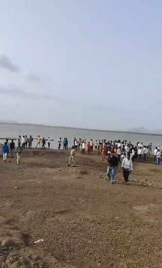 आता पावसाळा सुरू झाला आहे. पावसाच्या सरी बरसल्याने नदी, नाले यांच्यात पाणी साचले असून ते वाहात आहेत. तळे, तलाव यांच्यातही पाणी साचले आहे. दरम्यान, एकीकडे उन्हापासून दिलासा मिळावा यासाठी तरुण मुलं, मुली याच पाण्यात जाऊन आनंद लुटत आहेत.