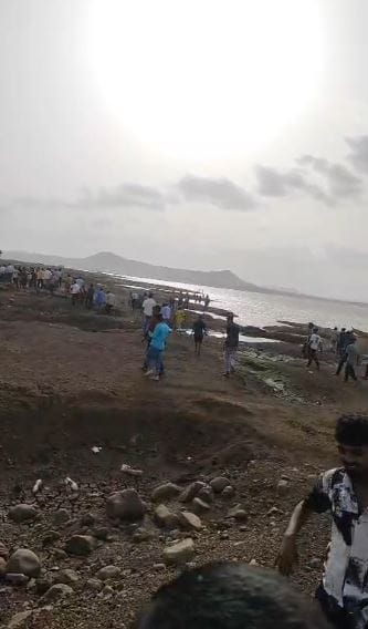 परंतु आनंदाच्या भरात याच तरुणाईकडून फार मोठ्या चुका होताना दिसत आहेत. आनंदात खोल पाण्यात गेल्याने अनेक ठिकाणी मृत्यू झाल्याचे प्रकार समोर येत आहेत. नाशिकमध्ये तर धक्कादायक घटना घडली आहे. इथे एकाच वेळी तब्बल चार जणांचा मृत्यू झाला आहे.