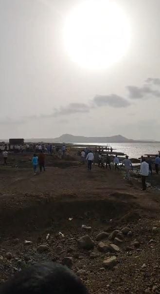 हे चारही जण पाण्यात खेळत होते. परंतु पाण्याचा अंदाज न आल्याने या चौघांचाही बुडून मृत्यू झाला आहे. मयुरी पवन जाधव, गणेश सुरेश गोतरने, निखिल मच्छिन्द्र गौतरणे, साहिल मनोहर गोतराने अशी मयत मुलांची नावे आहेत.