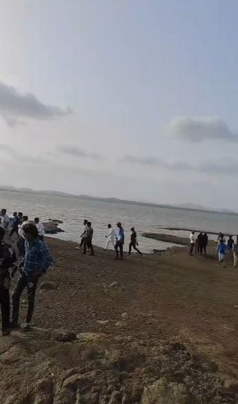 एकाच वेळी चार जणांचा मृत्यू झाल्याने हळहळ व्यक्त केली जात आहे. ही घटना समोर आल्यानंतर सावरगावात हळहळ व्यक्त केली जात आहे. पोहायला जाताना जास्त खोल पाण्यात जाऊ नये, असे आवाहन केले जात आहे.