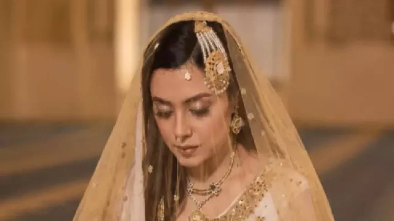 निधाच्या इन्स्टाग्राम अकाऊंटवर आतापर्यंत 154 पोस्ट असून तिचे 1139 जण फॉलोअर्स आहेत. तर निधा स्वत: 264 लोकांना इन्स्टावर फॉलो करते. निधाच्या बायोमध्ये उर्दूमध्ये लिहिलंय, 'देवाचे आभार, सर्व काही ठीक आहे.' यामध्ये तिने तिची राशी वृषभ असल्याचंही लिहिलं आहे. केवळ इन्स्टाग्रामच नाही तर निधाचं फेसबुक अकाऊंटसुद्धा प्रायव्हेट आहे. निधा ही जम्मू-काश्मीरमधील श्रीनगर इथली आहे. 
