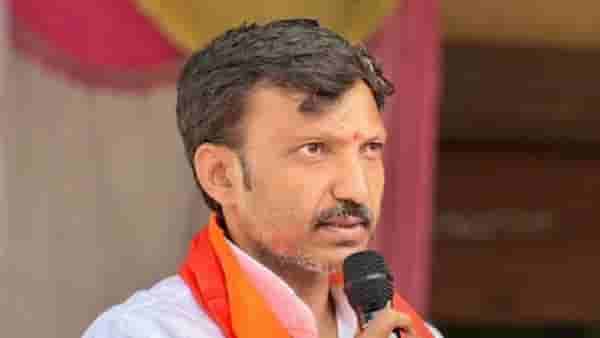 हवा फक्त ओमराजेंचीच, जाता जाता उद्धव ठाकरेंना दिला आणखी एक मोठा धक्का, राजकारणात घडामोडींना वेग