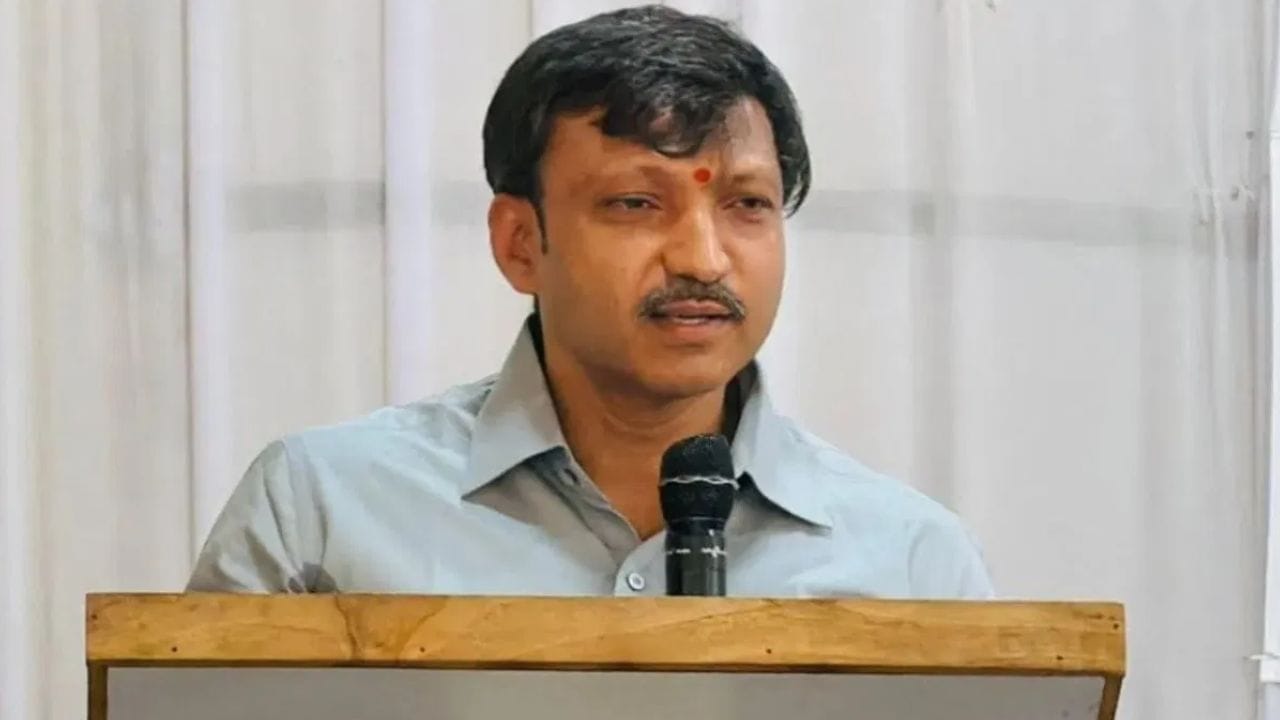 शिवसेना शिंदे गटाचं टेन्शन वाढलं, ओमराजेंना मंत्रिपद मिळणार? गोवर्धनवाडीत घडामोडींना वेग, नेमकं काय घडतंय? शिवसेना शिंदे गटाचं टेन्शन वाढलं, ओमराजेंना मंत्रिपद मिळणार? गोवर्धनवाडीत घडामोडींना वेग, नेमकं काय घडतंय?