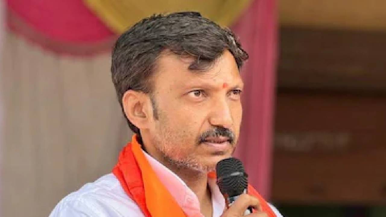 ओमराजे निंबाळकर कधी निर्णय घेणार? वेट अँड वॉच कशासाठी? मोठी अपडेट समोर; ठाकरे गटाला टेन्शन ओमराजे निंबाळकर कधी निर्णय घेणार? वेट अँड वॉच कशासाठी? मोठी अपडेट समोर; ठाकरे गटाला टेन्शन