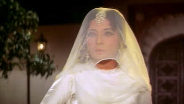 हिंदी चित्रपटसृष्टीतील अजरामर चित्रपटांपैकी एक असलेल्या 'पाकीजा' या चित्रपटाशी अनेक रंजक किस्से जोडले गेले आहेत. त्यापैकी एक गुपित आजही अनेकांना आश्चर्यचकित करते. चित्रपटातील एका प्रसिद्ध मुजऱ्याच्या दृश्यात पडद्यावर दिसणारी अभिनेत्री मीना कुमारी नसून ती दुसरी अभिनेत्री असल्याचे अनेक वर्षांनंतर समोर आले.