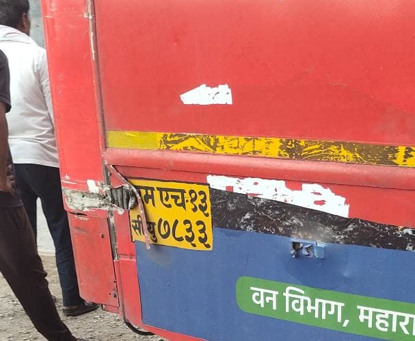 देशात वाहन अपघातात रोज अनेकांचा मृत्यू होतो. वाहतूक नियमांचे पालन करावे, असे नेहमी सांगितले जाते. परंतु तरीदेखील वाहतूक नियमांचे उल्लंघन केल्याने तसेच रस्ते खराब असल्याने अपघाताच्या या घटना घडतात. अशीच एख हृदयद्रावक घटना घडली आहे.