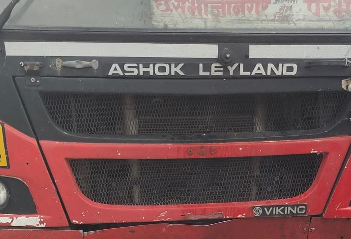 प्राथमिक माहितीनुसार कोक पाटीजवळ एसटी बसने दुचाकीला धडक दिल्याने हा भीषण अपघात झाला आहे. मृतांमधील कुटुंबीय हे धोंडे जेवणावरून येत होते. याच वेळी हा दुर्दैवी अपघात झाला आहे. 