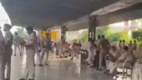 ट्रेन उशिरा आली म्हणून परिक्षेला जाणारे विद्यार्थी संतापले, केली दगडफे.