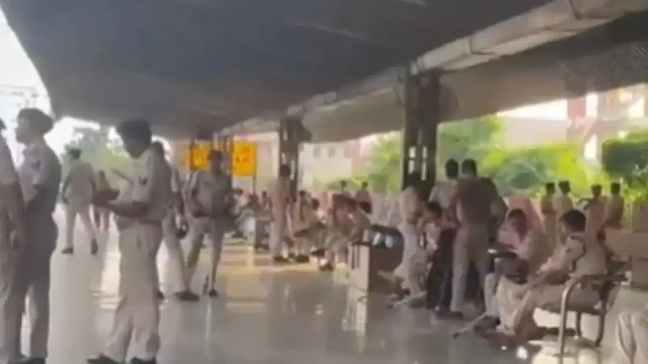 ट्रेन उशिरा आली म्हणून परिक्षेला जाणारे विद्यार्थी संतापले, केली दगडफेक.. थेट IG घायाळ ट्रेन उशिरा आली म्हणून परिक्षेला जाणारे विद्यार्थी संतापले, केली दगडफेक.. थेट IG घायाळ