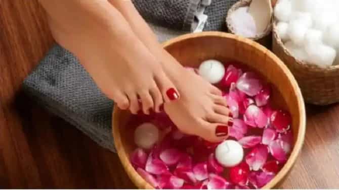 फक्त 10 रुपयांमध्ये घरच्या घरी करा पार्लरसारखा पेडिक्युअर, जाणून घ्या ही सोपी ट्रिक्स
