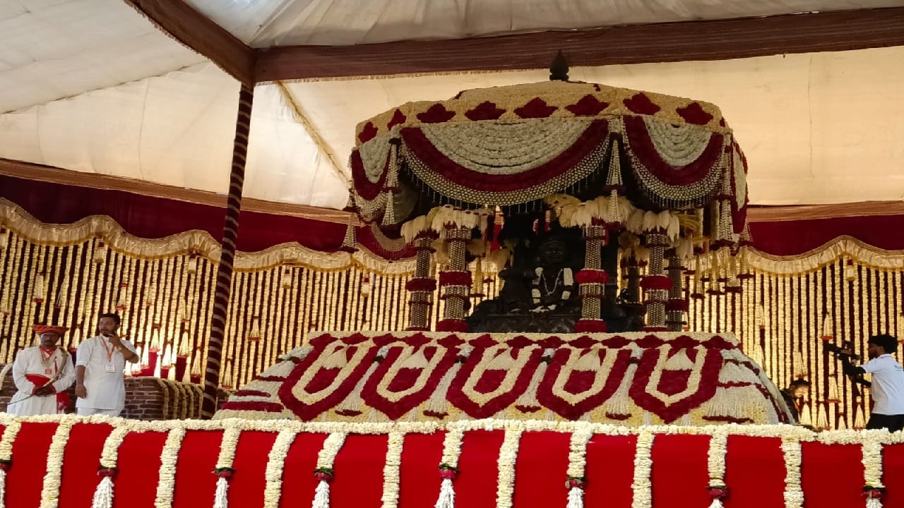महाराजांच्या प्रथम राज्याभिषेक ज्या परंपरेनुसार करण्यात आलं, तीच परंपरा कायम ठेवत आज या पवित्र जलाच्या माध्यमातून महाराजांचं राज्याभिषेक करण्यात आलं. सांगायचं झालं तर, महाराष्ट्रमध्ये शिवाजी महाराज यांच्या बद्दल प्रेम प्रत्येक लहान मुलापासून सगळ्यांना आहे. 