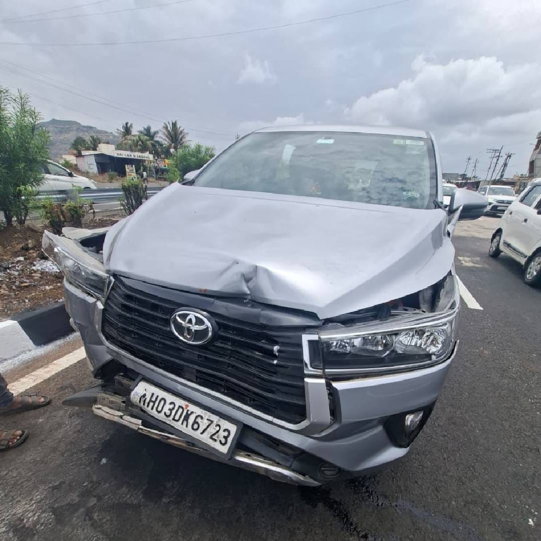 या अपघाताचे काही फोटो समोर आले असून यामध्ये गाडीचं बरंच नुकसान झाल्याचं पहायला मिळतंय. गेल्या काही दिवसांपासून पूजा आणि ऋषी त्यांच्या चित्रपटाच्या प्रमोशनमध्ये व्यस्त आहेत. यासाठी ते विविध ठिकाणी प्रवास करत होते. 
