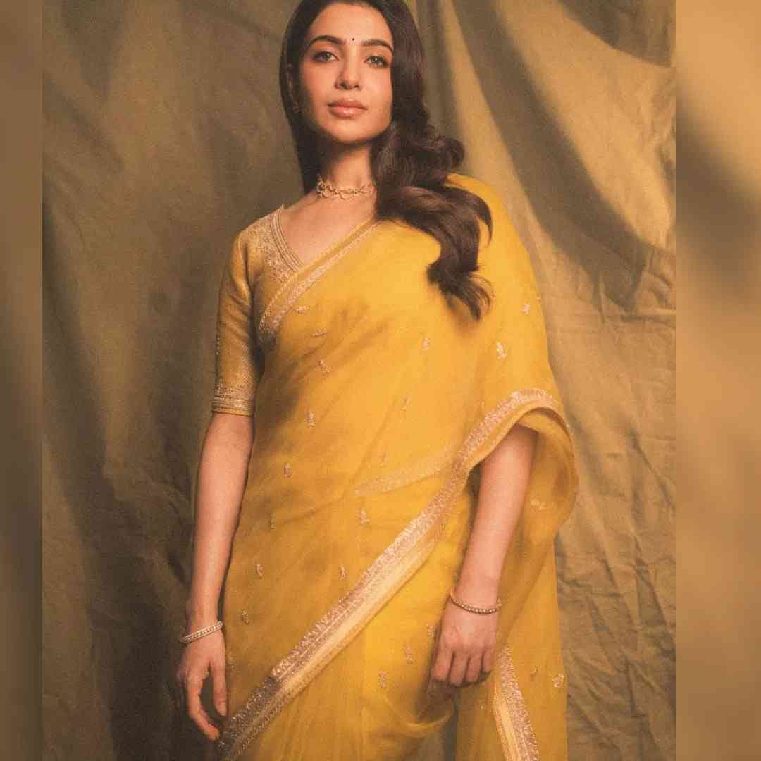 समांथाने तिचा साडी लूक इन्स्टाग्रामवर पोस्ट केला आहे. या फोटोंमध्ये समांथाने लाइम हिरव्या रंगाची बनारसी ऑर्गेंजा साडी नेसली आहे. साडीमध्ये अभिनेत्री खूपच सुंदर दिसतेय. सामंथाच्या या साडीची किंमत जवळपास 80 हजार रुपये आहे.