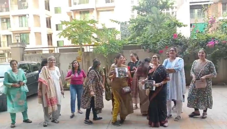 यावेळी नारी शक्तीने प्रणित मोरे याच्या इमारतीसमोर घोषणाबाजी केली. यावेळी प्रणित मोरे याचा शो काही लाईव्ह शो नव्हता. त्याला हे संभाषण एडिटींग करुन पोस्ट करता आले असते. मात्र, त्याने तसेच केले नाही. त्यामुळे सेजल पवार आणि हिमांशु जांगडा यांनी केलेले वक्तव्य डिलिट करता आली असती असा आरोप महिलांना केला आहे.