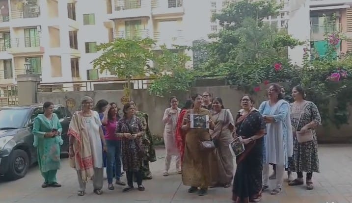 महिलांचा सन्मान राखणे ही प्रत्येक कलाकाराची जबाबदारी असून विनोदाच्या नावाखाली कोणत्याही समाजघटकाची किंवा महिलांची अवहेलना स्वीकारली जाणार नाही, असे आंदोलनकर्त्या महिलांनी यावेळी सांगितले.