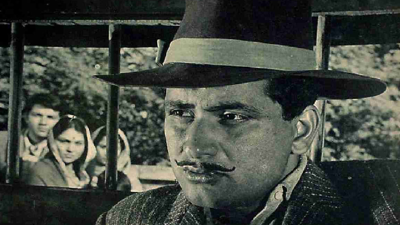 प्रेम धवन यांचे नाव घेतले की सर्वप्रथम आठवते ते त्यांचे देशभक्तीपर गीतलेखन. विशेषतः शहीद या चित्रपटातील 'मेरा रंग दे बसंती चोला' हे गाणं आजही देशप्रेमाची भावना जागृत करते. स्वातंत्र्यसैनिकांच्या त्यागाची आणि देशभक्तीची भावना या गीतातून प्रभावीपणे व्यक्त झाली आहे.