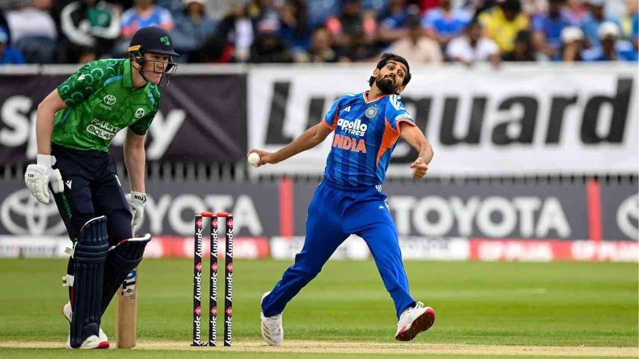 आयर्लंड विरुद्ध टी20 सीरीजमध्ये टीम इंडियाचा 2-0 ने पराभव झाला. या सीरीजच्या शेवटच्या सामन्यात वेगवान गोलंदाज प्रिन्स यादवला डेब्यूची संधी मिळाली. त्याने टी 20 इंटरनॅशनलमध्ये पाऊल ठेवताच एका महत्वाच्या कामगिरीची नोंद आपल्या नावावर केली आहे.   (PHOTO CREDIT- GETTY)