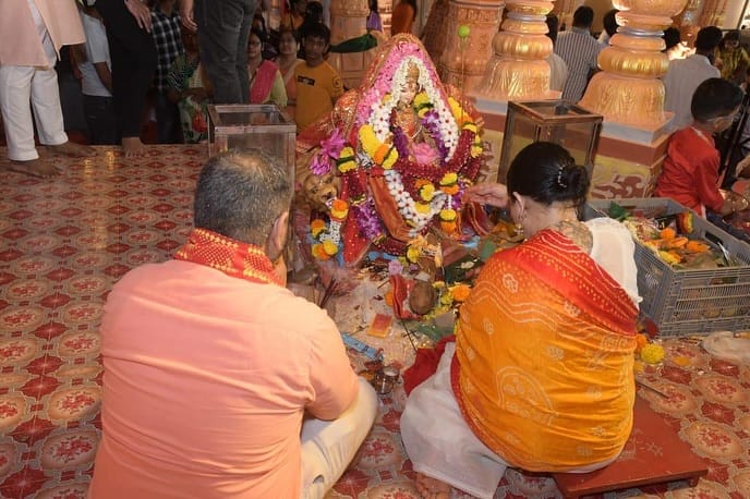 सचिन अहिर आणि संगीता यांनी मिळून संकल्प प्रतिष्ठाचनी स्थापना केली. या माध्यमातून हे दाम्पत्य समाजकार्यही करतं. संकल्प प्रतिष्ठान लोकांच्या लक्षात आहे ते दहीहंडी उत्सवामुळे. वरळीच्या जांबोरी मैदानावर दहीहंडी उत्सव दणक्यात साजरा व्हायचा. दरवर्षी सलमान खान या दहीहंडी उत्सवाला हमाखास हजेरी लावायचा. 
