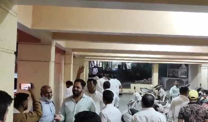 पुणे : उद्धव ठाकरे यांच्या पक्षाचे नेते तथा आमदार आदित्य ठाकरे आज पुणे दौऱ्यावर होते. सध्या ठाकरे यांच्या पक्षाचे खासदार वेगळा गट स्थापन करण्याची शक्यता व्यक्त केली जात आहे. ही शक्यता त्यांनी फेटाळून लावली आहे.