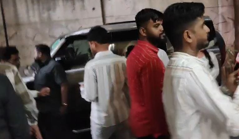 दरम्यान, आदित्य ठाकरे पुण्याहून निघताच तेथे ठाकरेंच्या शिवसैनिकांत धक्काबुक्की झाल्याचे पाहायला मिळाले. आदित्य ठाकरे यांना भेटून न दिल्यामुळे ठाकरे गटाचे पदाधिकारी नाराज झाले होते.