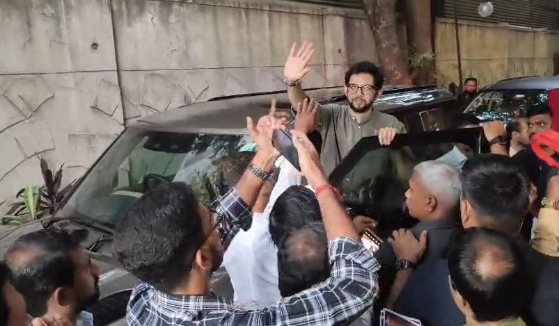 यातूनच नंतर ठाकरे गटाच्या कार्यकर्त्यांमध्ये बाचाबाची झाल्याचे समोर आले आहे. यावेळी बाचाबाची घटना घडल्यानंतर वरिष्ठ अधिकाऱ्यांनी कार्यकर्त्यांची समजूत काढली.