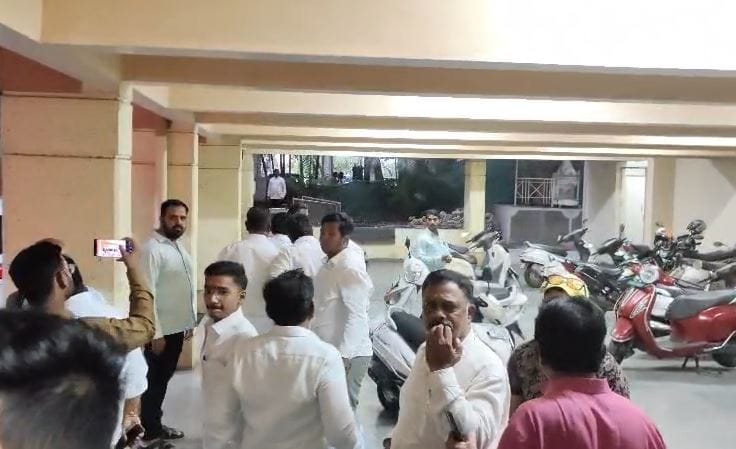 आदित्य ठाकरे यांची पुणे शहर पदाधिकाऱ्यांसोबत बैठक पार पडल्यानंतर कार्यकर्त्यांमध्ये ही बाचाबाची झाल्याचे समोर आले आहे. दरम्यान या घटनेचे काही व्हिडीओ समोर आले आहेत.