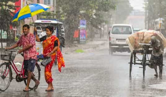 सध्या राज्यात मोसमी पाऊस सर्वदूर कधी पसरतो, याची शेतकरी वाट पाहात आहेत. सध्या मोसमी पावसाची वाटचाल संथ गतीने होत आहे. त्यामुळे आता राज्यात काही ठिकाणी दोन ते तीन अशांनी तापमान वाढण्याची शक्यता आहे.