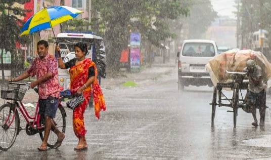 सध्या राज्यात मोसमी पाऊस सर्वदूर कधी पसरतो, याची शेतकरी वाट पाहात आहेत. सध्या मोसमी पावसाची वाटचाल संथ गतीने होत आहे. त्यामुळे आता राज्यात काही ठिकाणी दोन ते तीन अशांनी तापमान वाढण्याची शक्यता आहे.