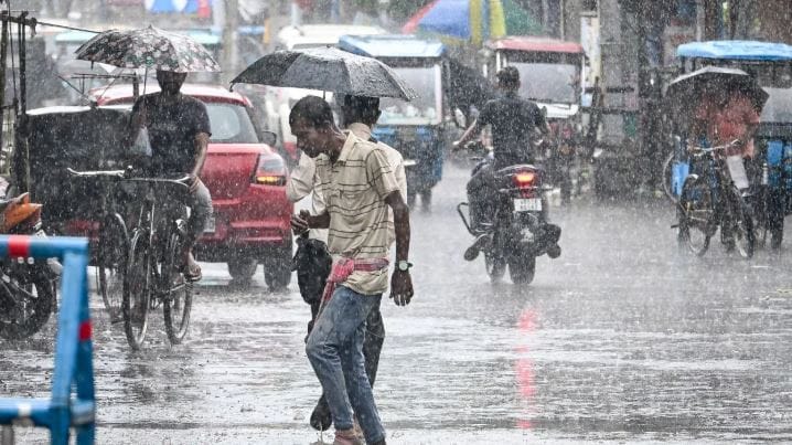 अगोदर 15 ते 16 जूनपर्यंत मान्सून संपूर्ण महाराष्ट्र व्यापून टाकू शकतो, असे सांगितले जात होते. परंतु अजूनही मोसमी पाऊस महाराष्ट्रभर पसरलेला नाही.  मान्सून मध्येच रेंगाळला आहे. यंदा सरासरी 90 टक्के पाऊस होऊ शकतो, असा अंदाज व्यक्त करण्यात आलेला आहे. 