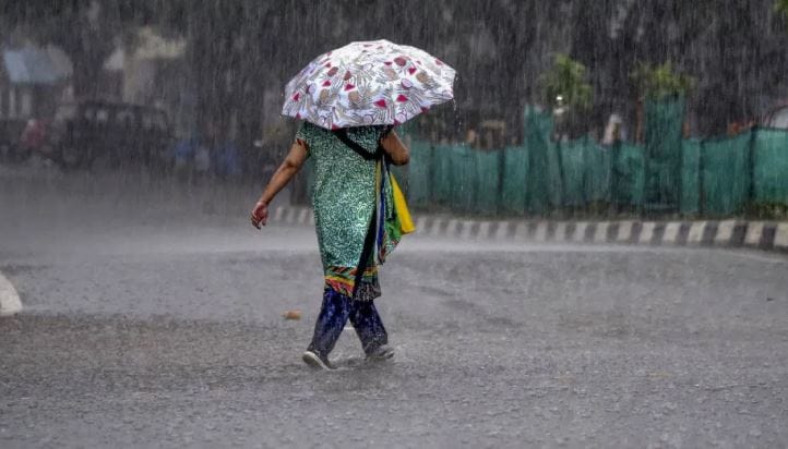 दरम्यान, आता नव्या अंदाजानुसार येत्या 22 जूननंतरच मोसमी पाऊस संपूर्ण महाराष्ट्र व्यापून टाकेल, असे सांगितले जात आहे. त्यामुळे शेतकऱ्यांनी पेरणीची घाई करू नये, असे आवाहन केले जात आहे. पुढच्या चार ते पाच दिवसांनंतरच मान्सून पुण्यात धडकू शकतो. 