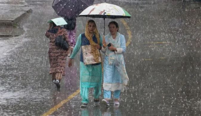 राज्यातील कोकण, मध्य महाराष्ट्र, पश्चिम महाराष्ट्रातील काही भागात मेघ गर्जना होण्याची शक्यता आहे. काही भागात सोसाट्याचा वारा वाहू शकतो. तसेच काही ठिकाणी विजांच्या कडकडाटासह पाऊस होऊ शकतो. 