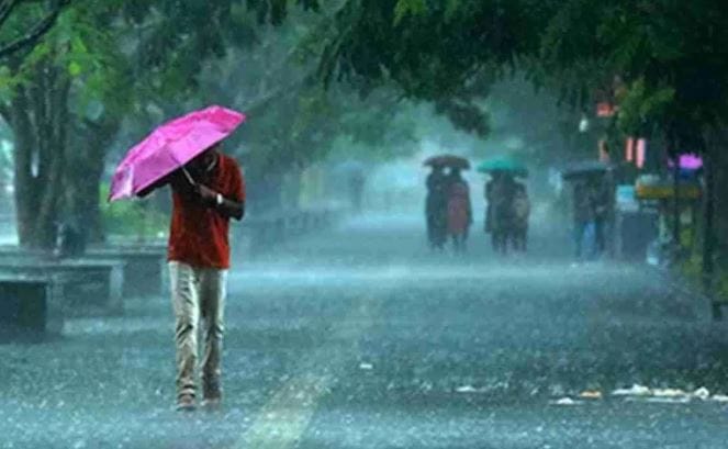 काही ठिकाणी विजांच्या कडकटासह पाऊस होण्याची शक्यता असल्याने स्वत:ची काळजी घ्यावी. झाडाखाली बसू नये, जनावरांची काळजी घ्यावी, असेही आवाहन शेतकऱ्यांना करण्यात आले आहे.     