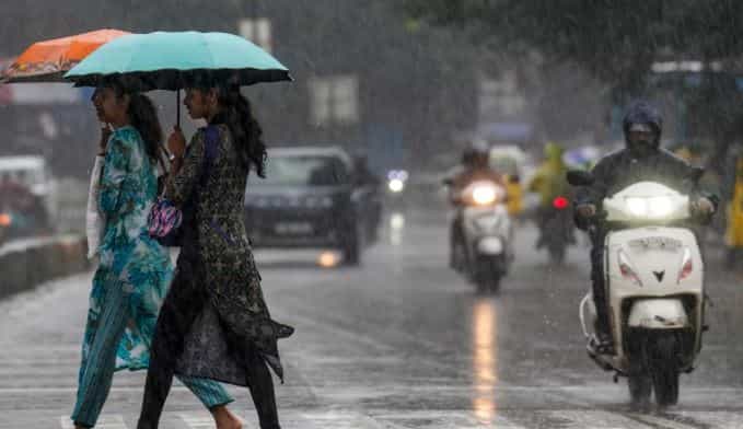 राज्यात यंदा मोसमी पाऊस दडून बसला आहे. अजूनही मोसमी पाऊस राज्यभर पसरलेला नाही. त्यामुळे राज्यभरात पेरण्या रखडल्या आहेत. वरुणराजा कधी एकदाचा बरसतो, याची प्रतीक्षा सगळेच करत आहेत.