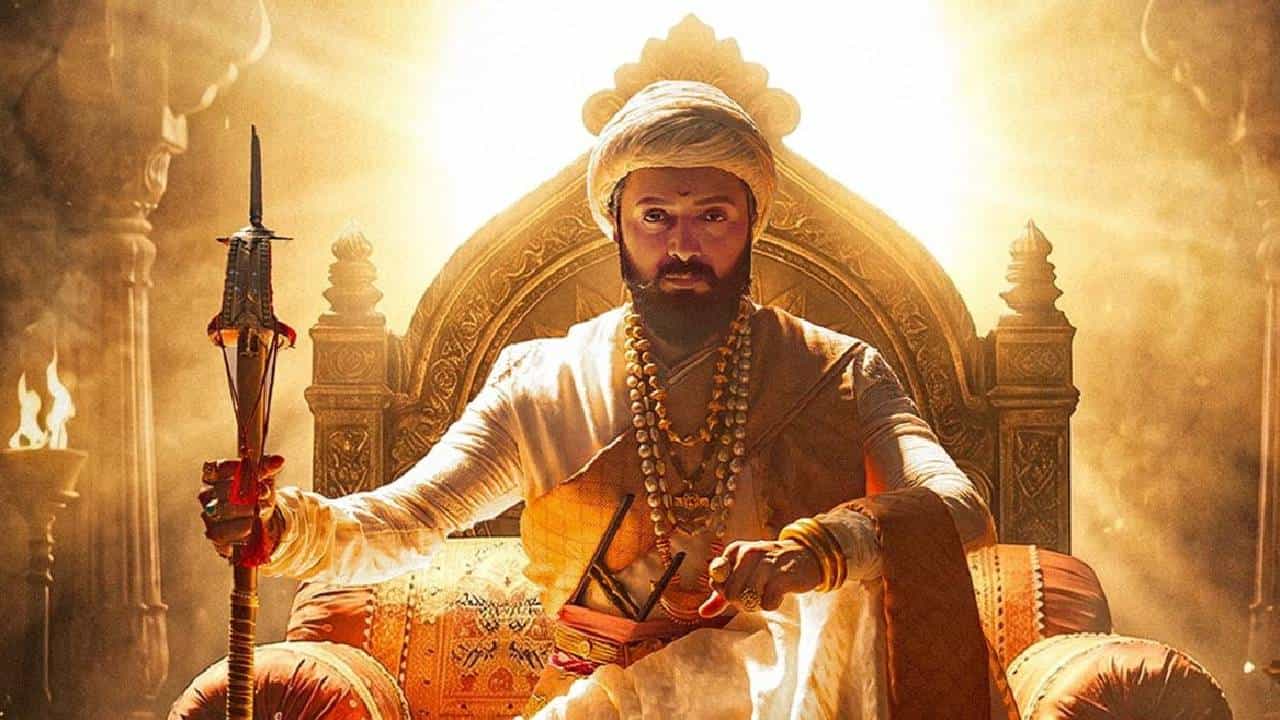 रितेश देशमुखचा 'राजा शिवाजी' हा चित्रपट एक महिना उलटल्यानंतरही थिएटरमध्ये चांगली कामगिरी करत आहे. बॉक्स ऑफिसवर या चित्रपटाने जबरदस्त कमाई केली आहे. छत्रपती शिवाजी महाराजांच्या शौर्यगाथेवरील हा चित्रपट सर्वाधिक कमाई करणाऱ्या मराठी चित्रपटांच्या यादीत अग्रस्थानी पोहोचला आहे. विशेष म्हणजे अजूनही या चित्रपटाची कमाई सुरूच आहे.