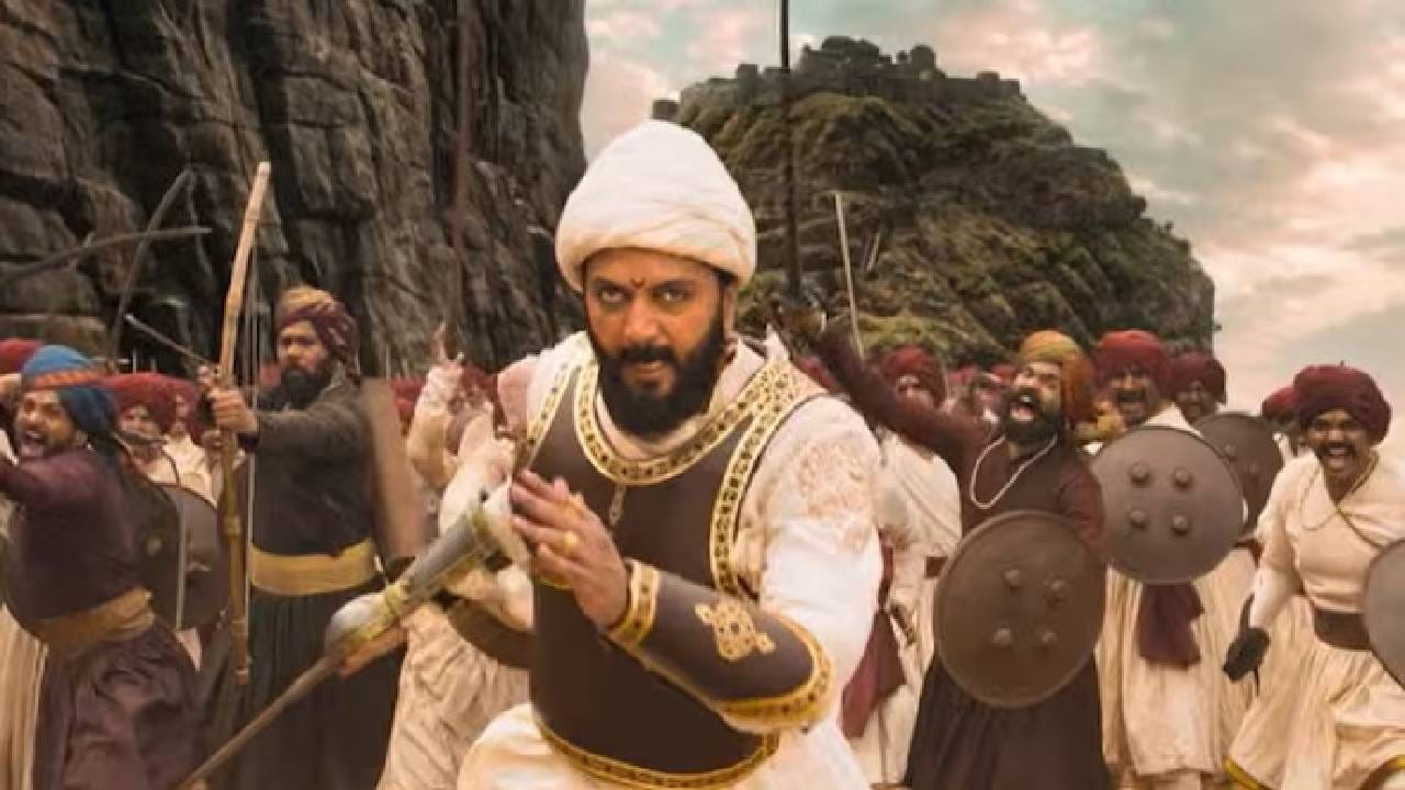 रितेश देशमुख दिग्दर्शित 'राजा शिवाजी' या चित्रपटाने बॉक्स ऑफिसवर जबरदस्त कामगिरी केली आहे. छत्रपती शिवाजी महाराजांच्या शौर्यगाथेवर आधारित या चित्रपटाने फक्त प्रेक्षकांची मनंच जिंकली नाहीत, तर कमाईच्या बाबतीतही हा ऐतिहासिक कथानक असलेला चित्रपट नंबर 1 ठरला आहे. महाराष्ट्र दिनाचं औचित्य साधत 1 मे 2026 रोजी हा चित्रपट थिएटर्समध्ये प्रदर्शित झाला होता.