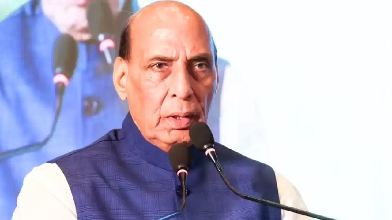संरक्षण क्षेत्रात भारताची ऐतिहासिक झेप! उत्पादन 1.78 लाख कोटींच्या विक्रमी पातळीवर, निर्यातही वाढली संरक्षण क्षेत्रात भारताची ऐतिहासिक झेप! उत्पादन 1.78 लाख कोटींच्या विक्रमी पातळीवर, निर्यातही वाढली