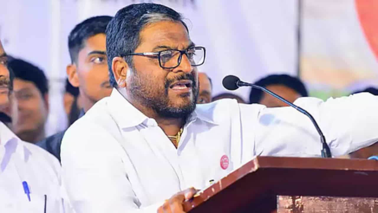 लाडकी बहीण योजनेसारखी बनवाबनवी नको; शेतकरी कर्जमाफी होताच शेतकऱ्यांचा ढाण्या वाघ कडाडला