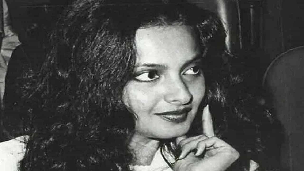 रेखा यांना विश्वासात न घेता हा सीन शूट केला असेल, तर कुठल्याही युवा अभिनेत्रीसाठी हा धक्कादायक अनुभव आहे, ती त्रस्त होणं स्वाभाविक आहे. एकतर माझ्या वडिलांनी हा सीन शूट करायला नकार द्यायला हवा होता, किंवा आधी रेखाची परवानगी घ्यायला हवी होती, असं पल्लवी चटर्जी यांनी म्हटलं आहे.