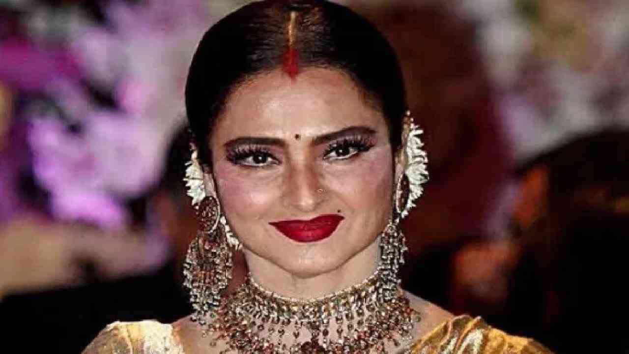 रेखा त्यावेळी वयाने लहान होत्या. जेव्हा तुम्ही वयाने इतके लहान असता, तुम्हाला कल्पना नसताना तुमच्यासोबत असं होतं. तेव्हा तुम्ही विरोधही करु शकत नाही. पल्लवीचं असं म्हणणं आहे की, त्यावेळी असं झालं असेल तर ते डायरेक्टरच्या मंजुरीशिवाय होऊ शकत नाही.
