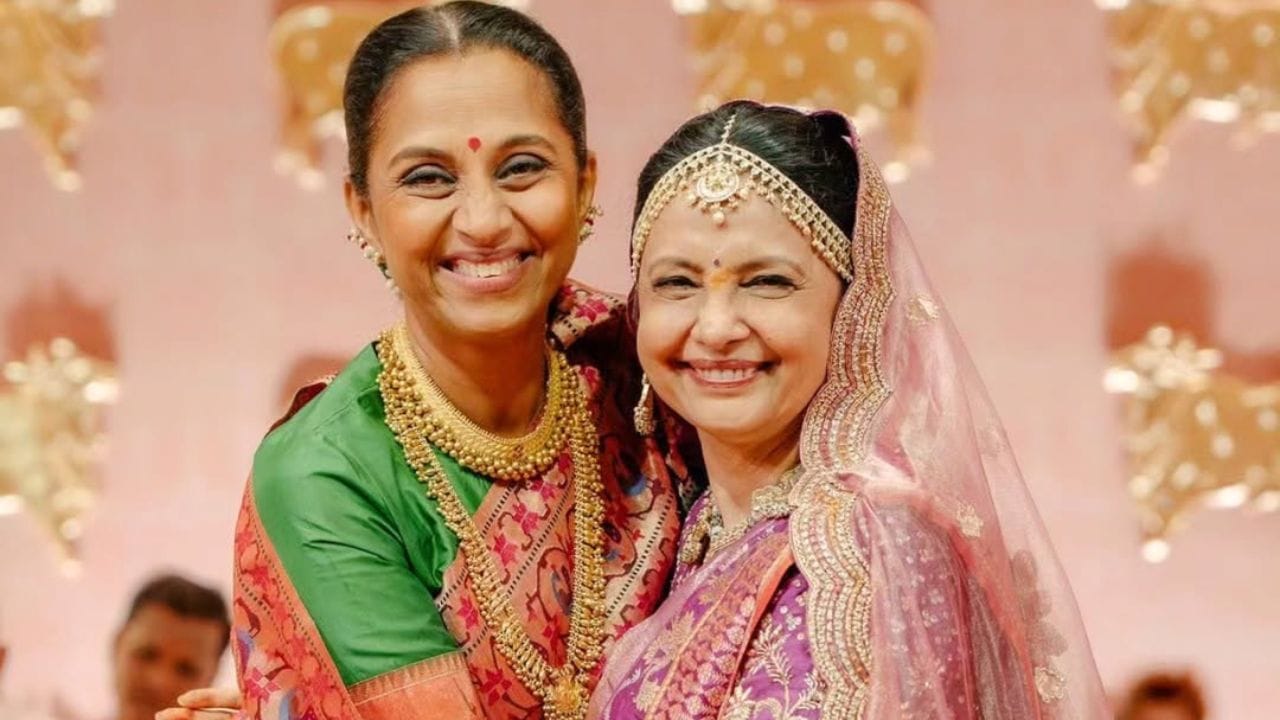 रेवतीच्या लग्नासाठी सुप्रिया सुळे यांनी हिरवीगार पैठणी नेसलेली दिसली. या पैठणीवर मोर आणि फुलांच्या नक्षीचे काम, सोनेरी काठ आणि आकर्षक पदर यामुळे त्यांच्या लूकची चर्चा होत आहे.